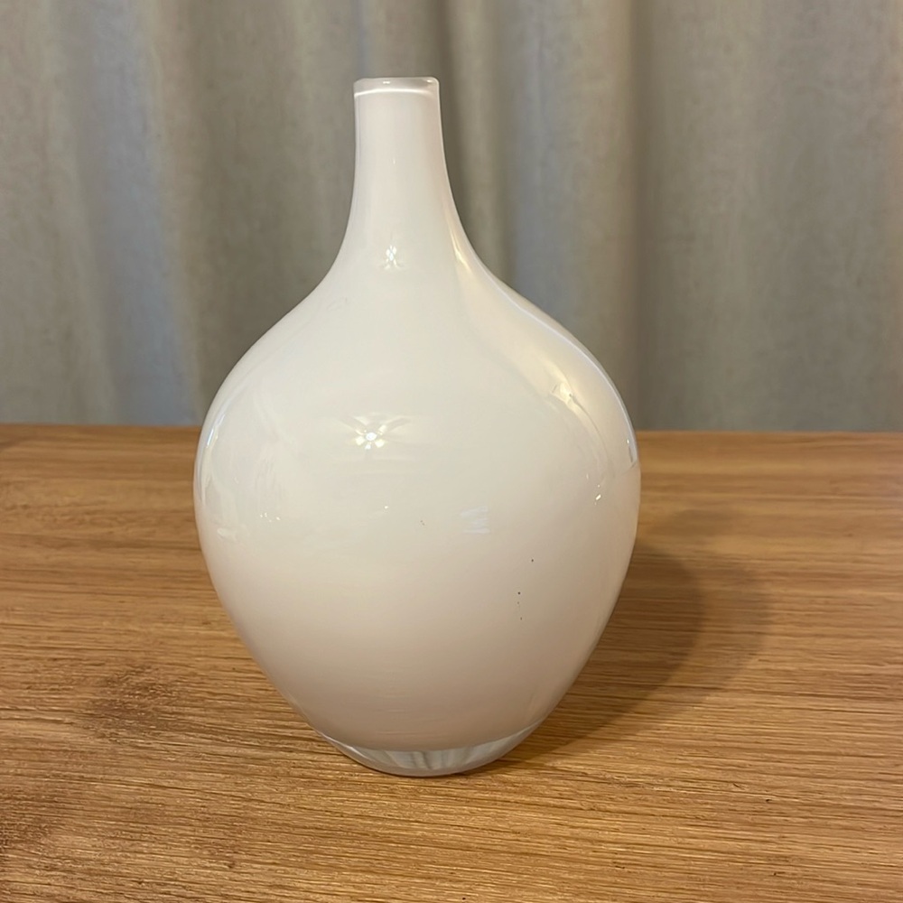 IKEA MODERNIST WHITE VASE HAND BLOWN GLASS 21802 BEAUTIFUL PIECE 8”
